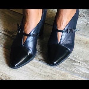 Hispanitas Leather Cap-toed Pumps in Navy & Black